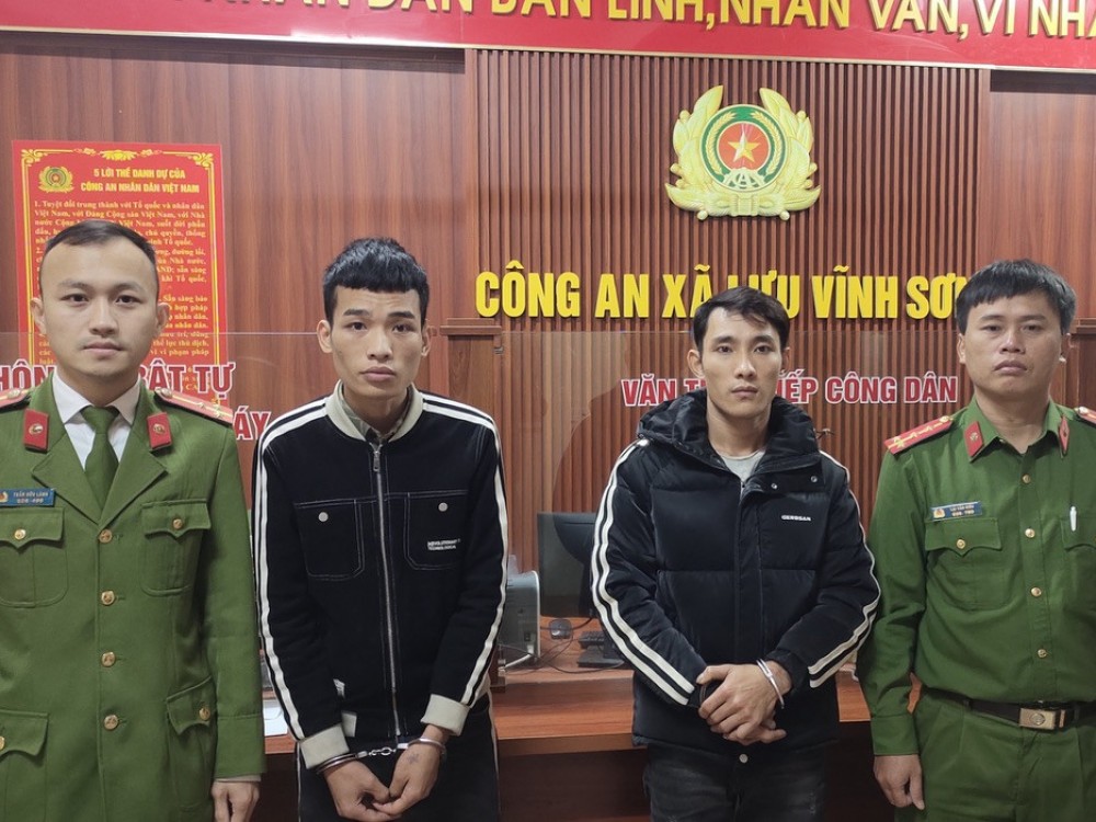 Đôi bạn tù bị Công an xã Lưu Vĩnh Sơn bắt giữ.