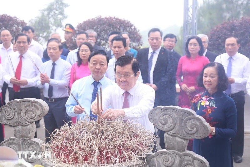 Lãnh đạo Đảng, Nhà nước dâng hương tại phần mộ Tổng Bí thư Trần Phú ở xã Tùng Ảnh, huyện Đức Thọ. (Ảnh: TTXVN)
