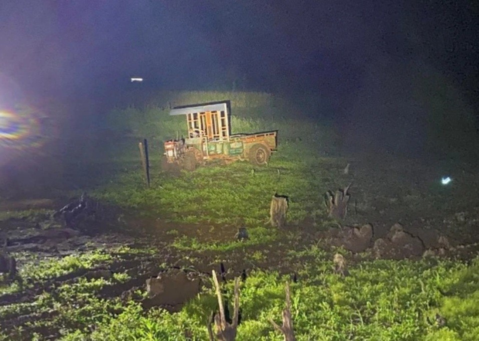 Đắk Lắk: Kéo xe công nông qua vũng lầy, 2 người bị điện giật tử vong